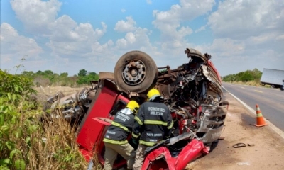 Pai e filho morrem em acidente envolvendo caminhão e carreta em MT