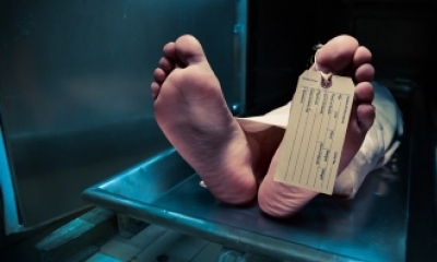 Marido encontra enfermeiro abusando de corpo da esposa morta