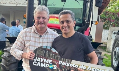 Peixoto recebe 01 motoniveladora e 01 trator de pneu do MAPA