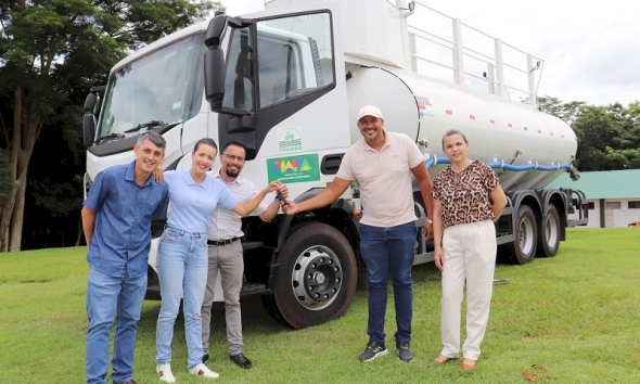 Dep. Fed. Flavinha faz entrega de caminhão pipa em Matupá