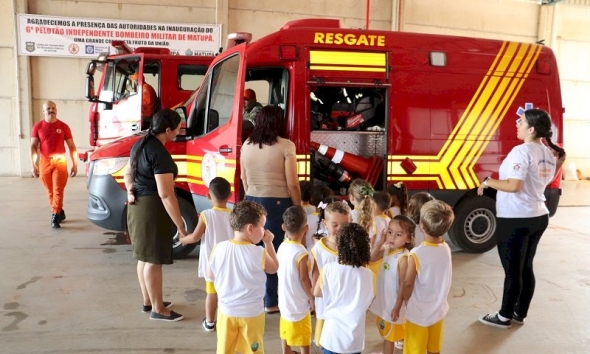 Alunos visitam Corpo de Bombeiros Militar de Matupá