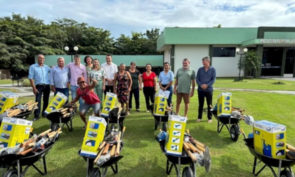 Sitiantes e Chacareiros recebem kits de ferramentas em Matupá