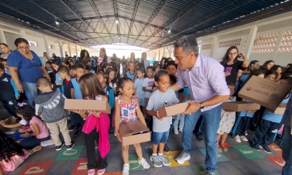 Prefeito Paulistinha entrega uniformes e kits escolares