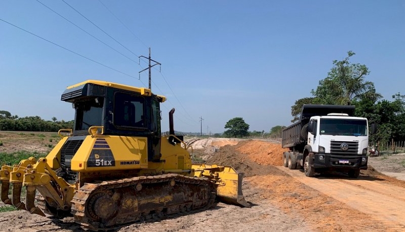Prosseguem obras de drenagem e pavimentação da paralela da BR 163 em Matupá