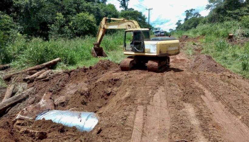 Bueiro de Concreto é construído na Estrada E-70 