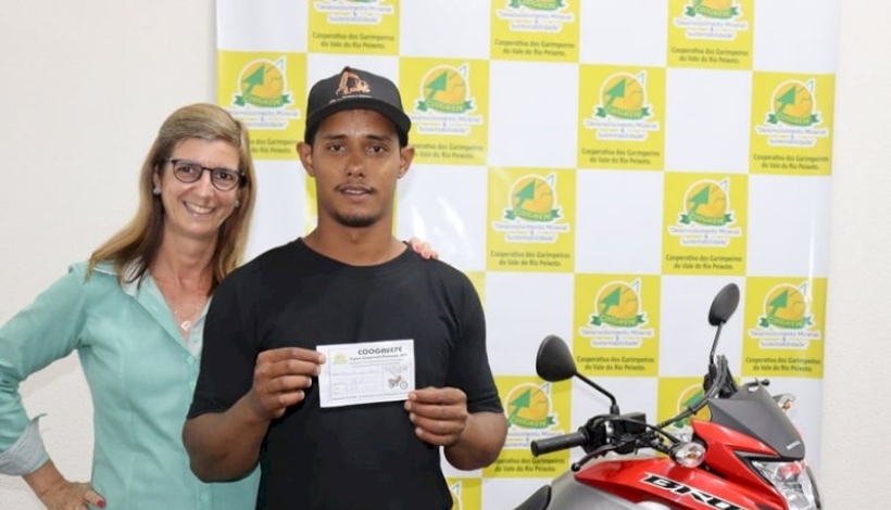 COOGAVEPE entrega Moto 0 Km da campanha do Dia dos Garimpeiros