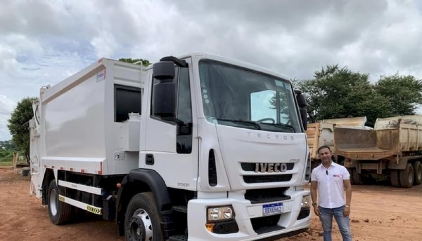 Gleison Noleto comemora aquisição de caminhão compactador de lixo