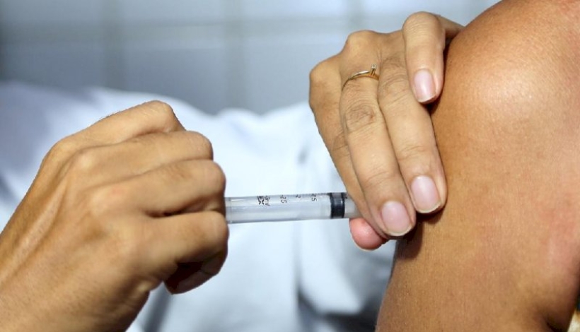 Governador e secretário de Saúde participam de ato de recebimento das vacinas do Ministério da Saúde