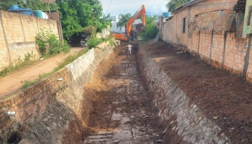 Córrego Central está sendo limpo e desassoreado em Guarantã do Norte 