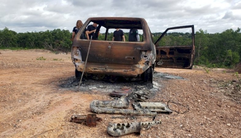Cadáver é encontrado dentro de carro carbonizado