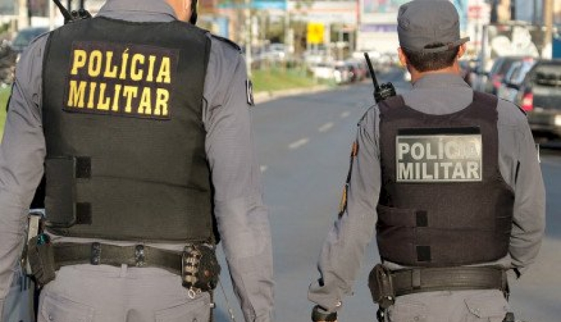 Jovem tenta atropelar PMs em abordagem e é preso