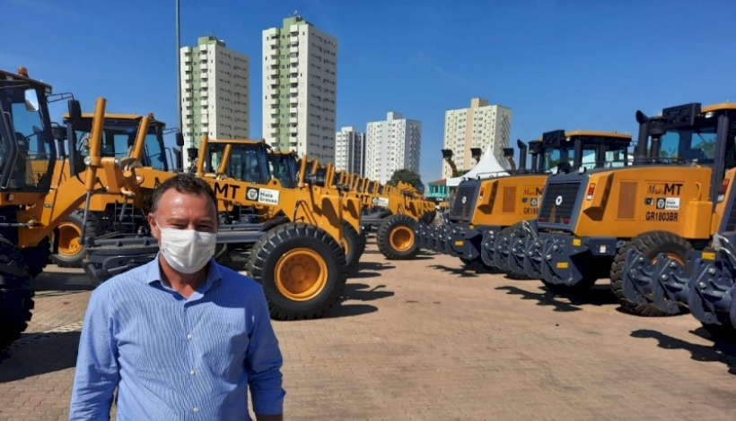 Prefeito Paulinho apresente novos maquinários e implementos adquiridos