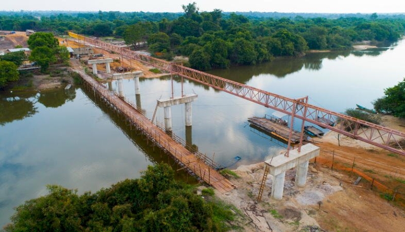 Ponte do Rio Braço Norte começa a receber as vigas de concreto