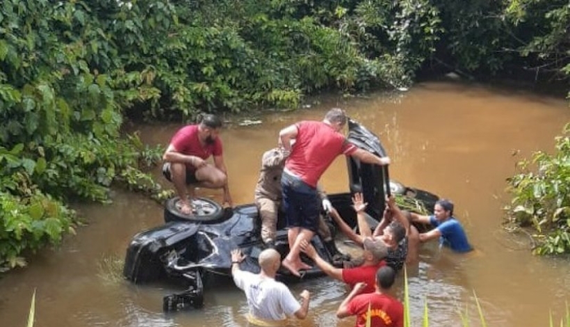 Motorista perde controle de veículo e cai dentro de córrego em Alta Floresta-MT