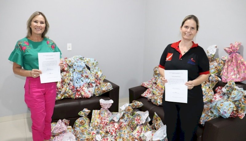 Campanha 'Adote o sorriso de uma Criança' recebe doação de brinquedos 
