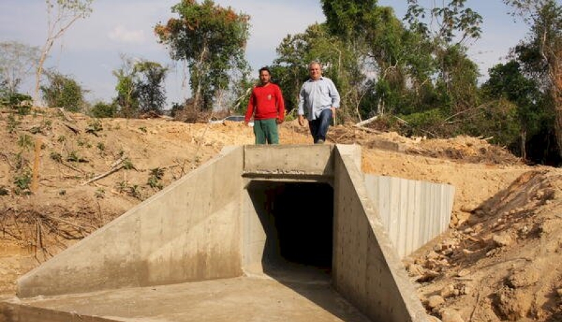 Prefeito Valtinho acompanha realização de obras estruturantes na Estrada Divisa Norte