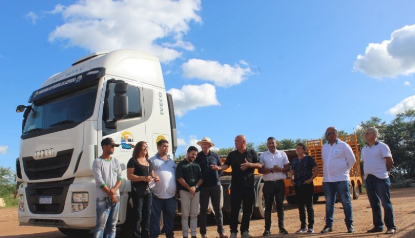 Prefeito Maurício entrega Caminhão Prancha no valor de R$ 1 milhão
