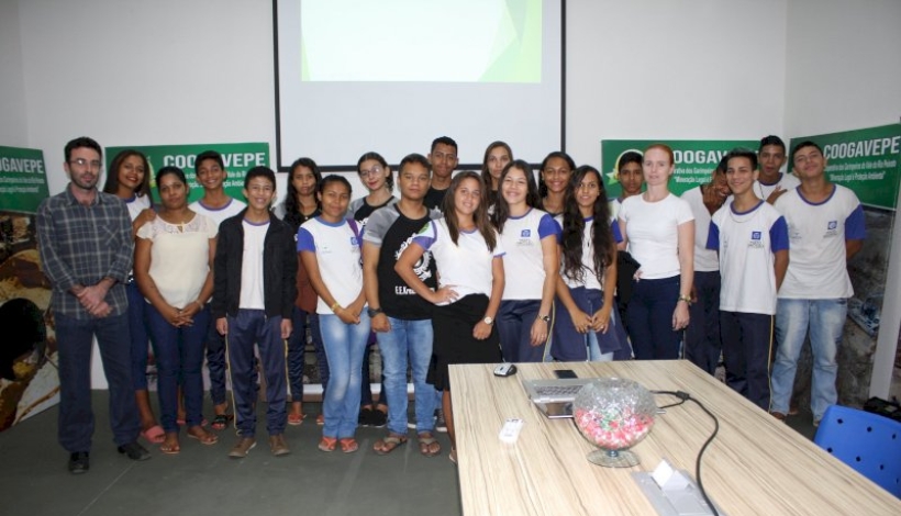 Alunos da Escola Kreen Akarore participam de palestra na COOGAVEPE