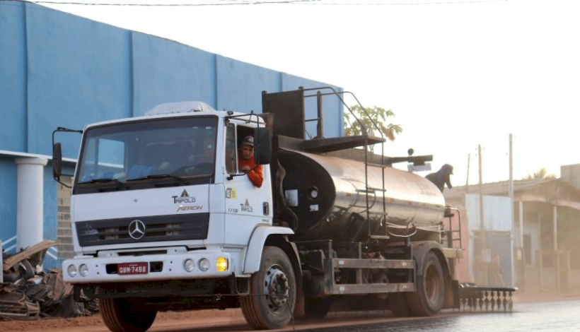 Avenida Aeroporto está sendo imprimada em Peixoto de Azevedo