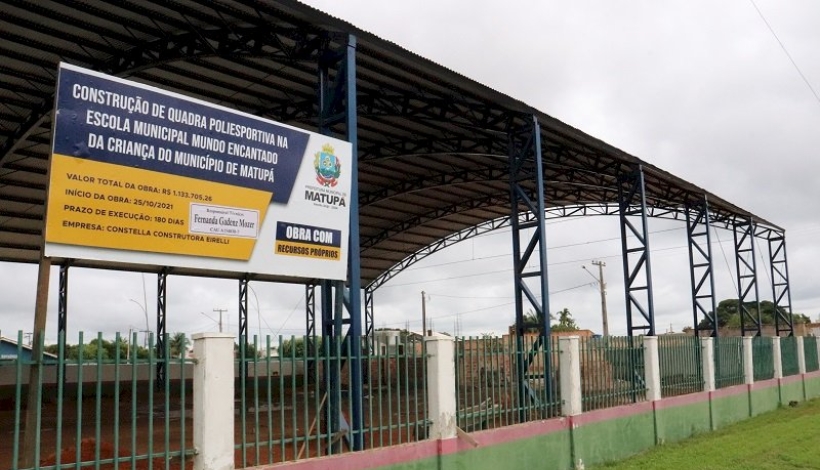 Vereador Samuel comemora construção de quadra poliesportiva em escola municipal