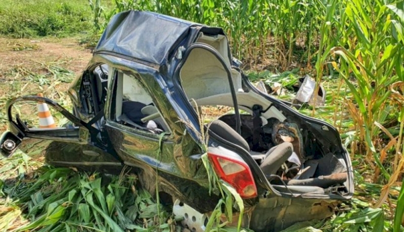 Jovem perde controle do carro e bate de frente com carreta na BR-163