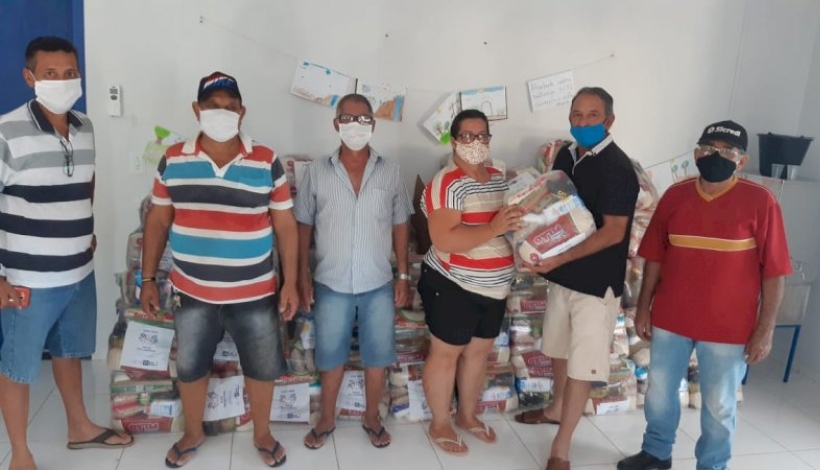 Prefeitura distribui cestas básicas, máscaras faciais e cobertores a famílias em vulnerabilidade