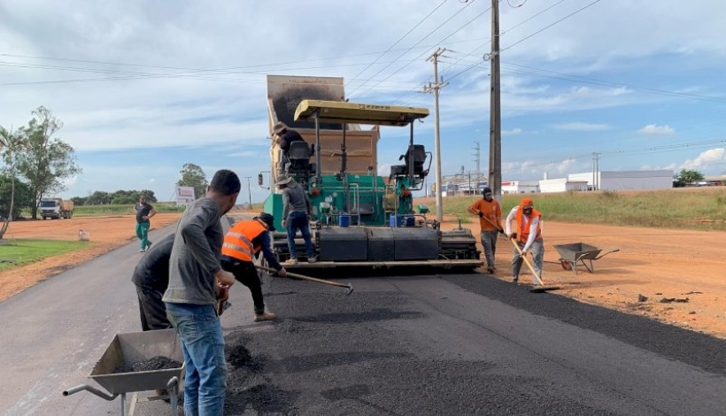 Prosseguem obras de pavimentação da paralela da BR-163 em Matupá