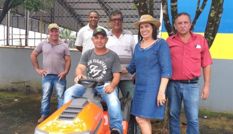 Secretaria de Urbanismo recebe Trator Cortador de Grama 