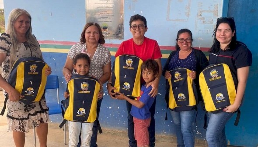 Vereadora Peixotense acompanha entrega de uniformes e kits escolares