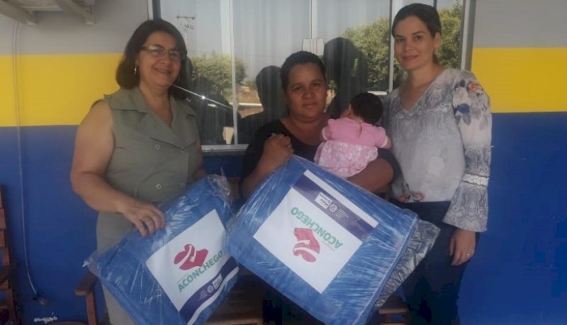 Famílias carentes recebem cobertores em Nova Santa Helena