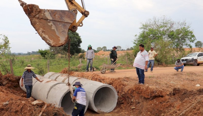 Secretaria constrói bueiro de concreto na estrada do CDP 