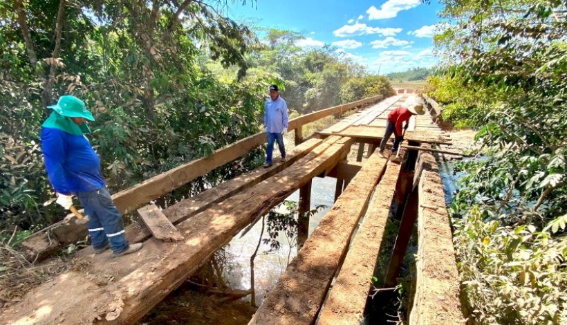 Ponte do Rio Peixotinho na Linha 06 está sendo reformada 