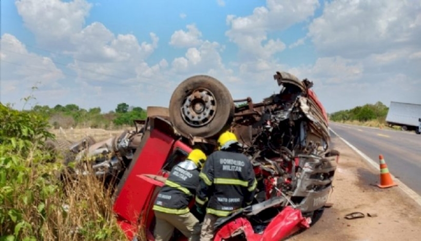 Pai e filho morrem em acidente envolvendo caminhão e carreta em MT