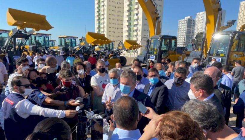 Prefeito Maurício anuncia que Associação Santa Emília é contemplada com máquinas pesadas