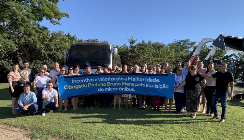 Prefeito entrega Microônibus e Microcarregadeira em Matupá