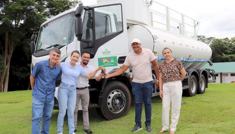 Dep. Fed. Flavinha faz entrega de caminhão pipa em Matupá