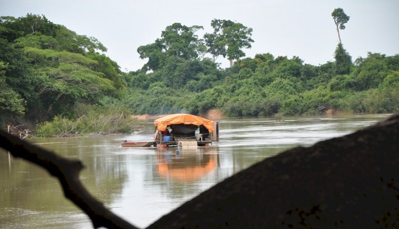 SEMA-MT fiscaliza atividade de extração mineral através de balsas no Rio Peixoto