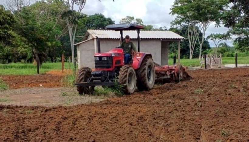 Secretaria promove gradagem em chácaras Matupaenses