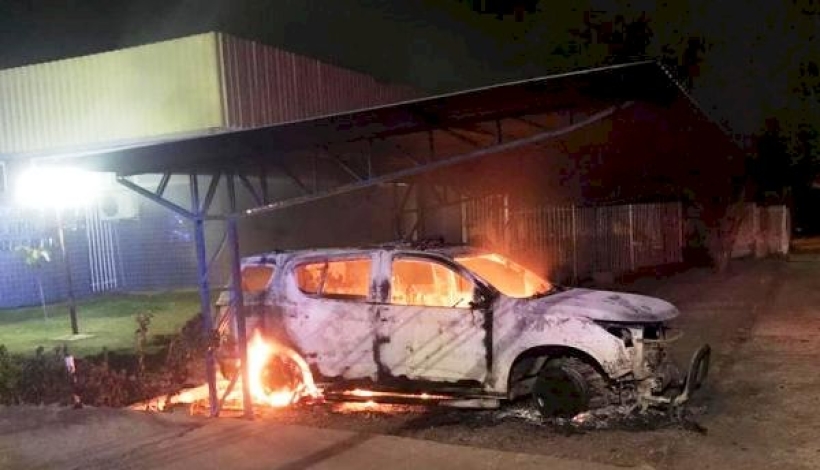 Dois são procurados por incendiarem viatura da Polícia Civil em delegacia