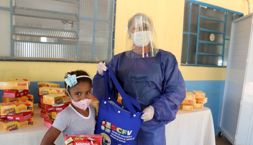 Secretaria faz entrega de chocolates e pães em Peixoto de Azevedo