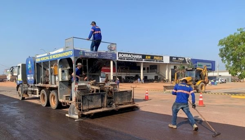 Em Matupá continua revitalização com micropavimentação asfáltica