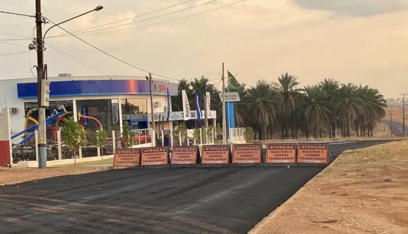 Paralelas da BR-163 recebem micro revestimento asfáltico em Matupá