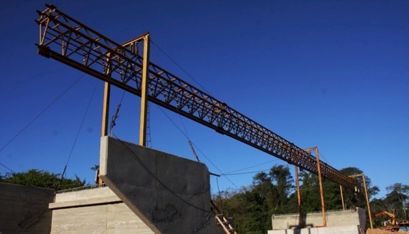Etapa final das obras de construção da Ponte do Rio Porcão