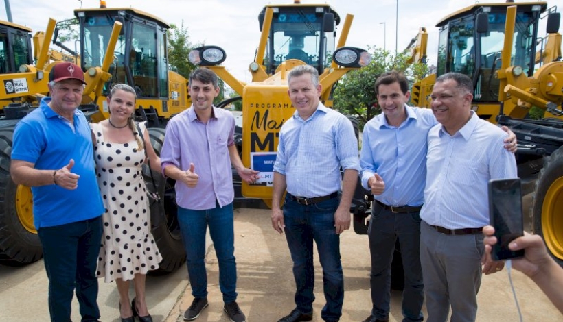 Prefeito Bruno Mena comemora ampliação da frota de maquinários