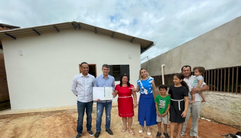 Prefeito entrega Escritura e Casa Popular em Matupá