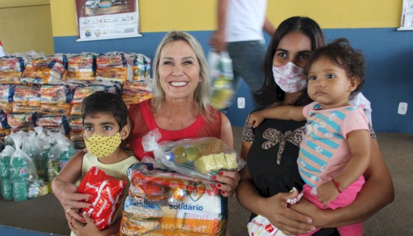 Famílias e Crianças recebem Cestas de Alimentos e Brinquedos 