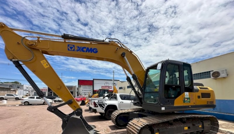 Promaq: Peixoto recebe PC e Retroescavadeira Hidráulica