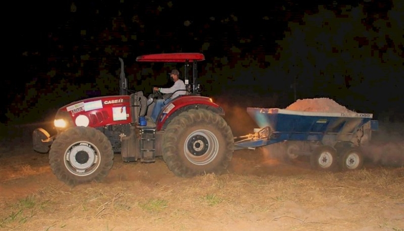 Secretaria de Agricultura faz aplicação de calcário em pequenas propriedades