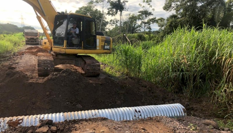 Prefeitura constroi dois bueiros de tubos de aço corrugado na Linha 45