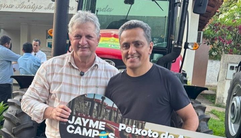 Peixoto recebe 01 motoniveladora e 01 trator de pneu do MAPA